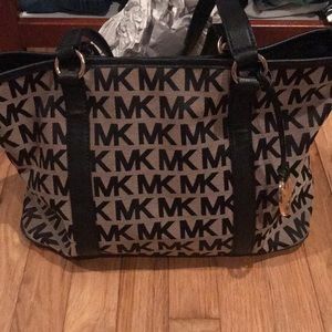 100% Authentic Gently used Michael Kors tote